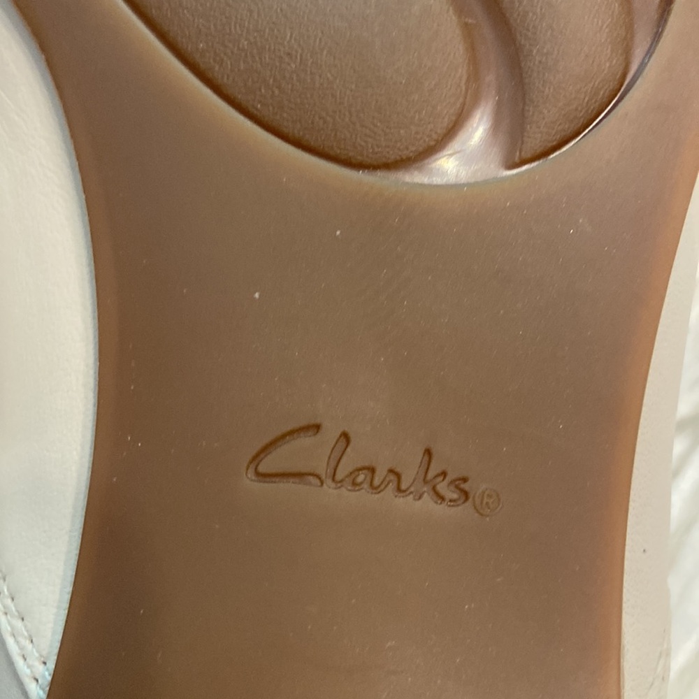 CLARKS Collection Shoes size 8 Ivory Leather so soft heel 1” so beautiful shoes - Picture 6 of 12